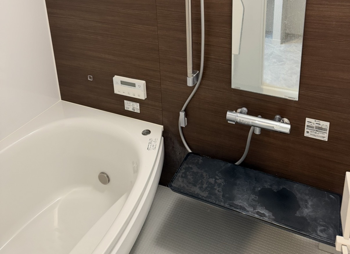 浴室シャンプー棚の作業前。水垢と石けんカスが白く付着した状態